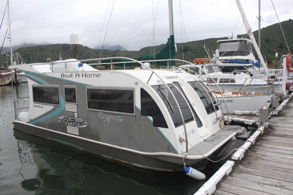 Liveaboard house boat – your floating waterfront studio apartment